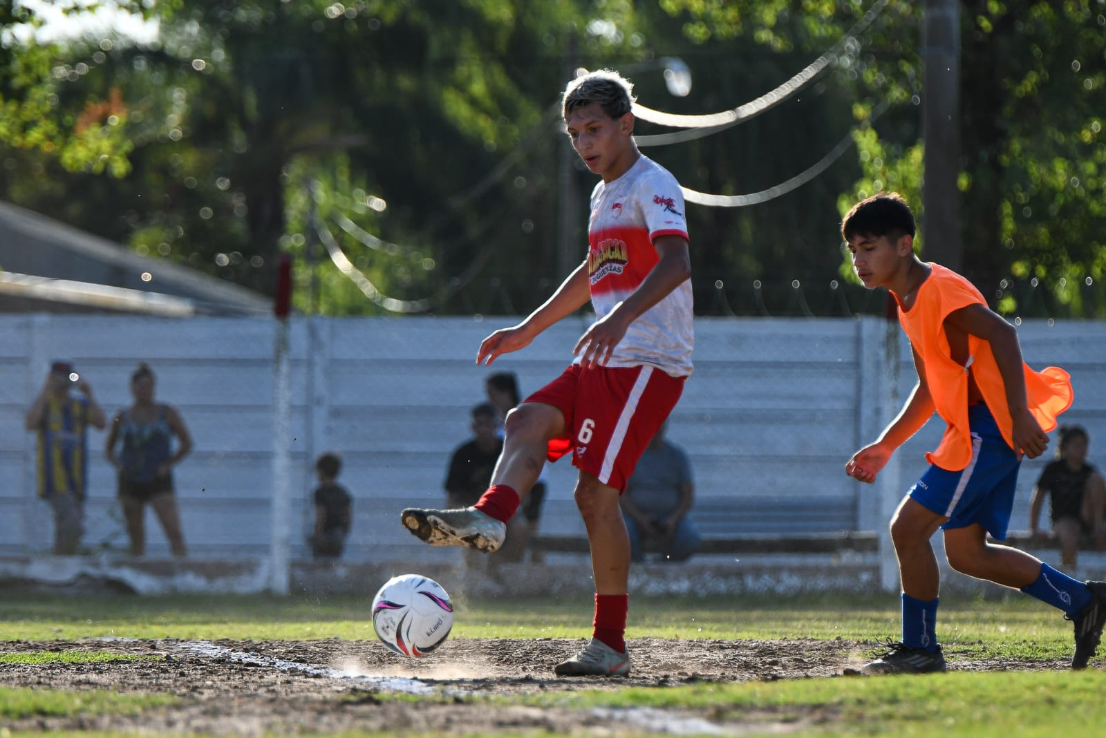 El pibe que juega en Funes, deslumbró al Barcelona y busca ayuda para cumplir el sueño de llegar a Europa